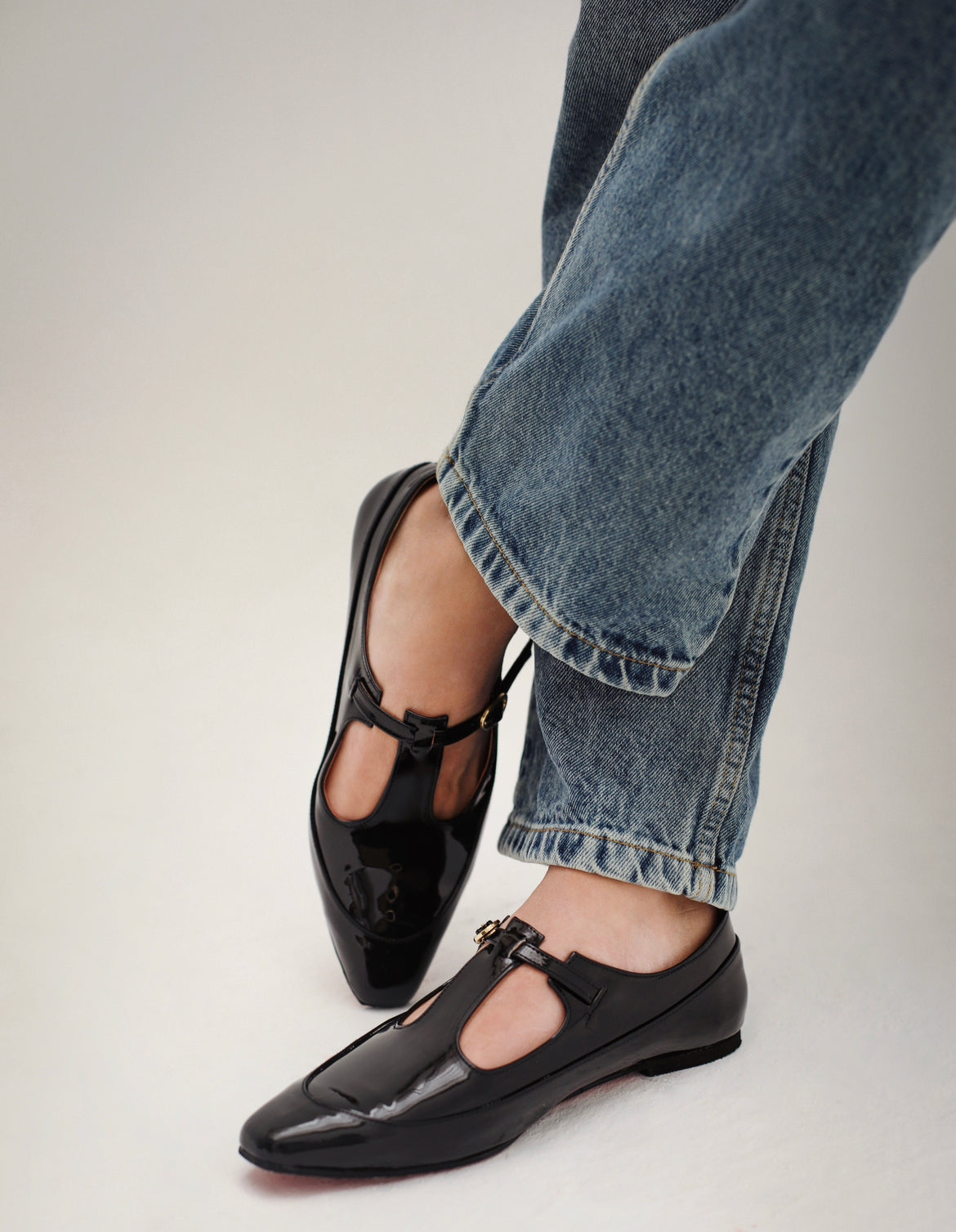Tstrap in black