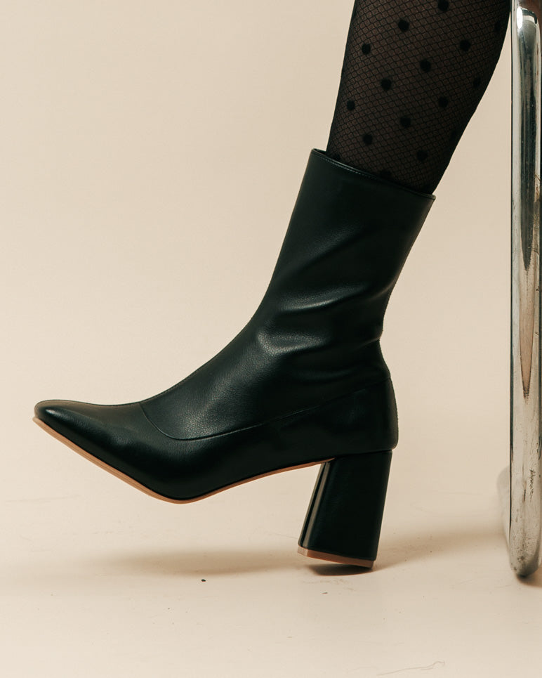 Square leather ankle boots in black
