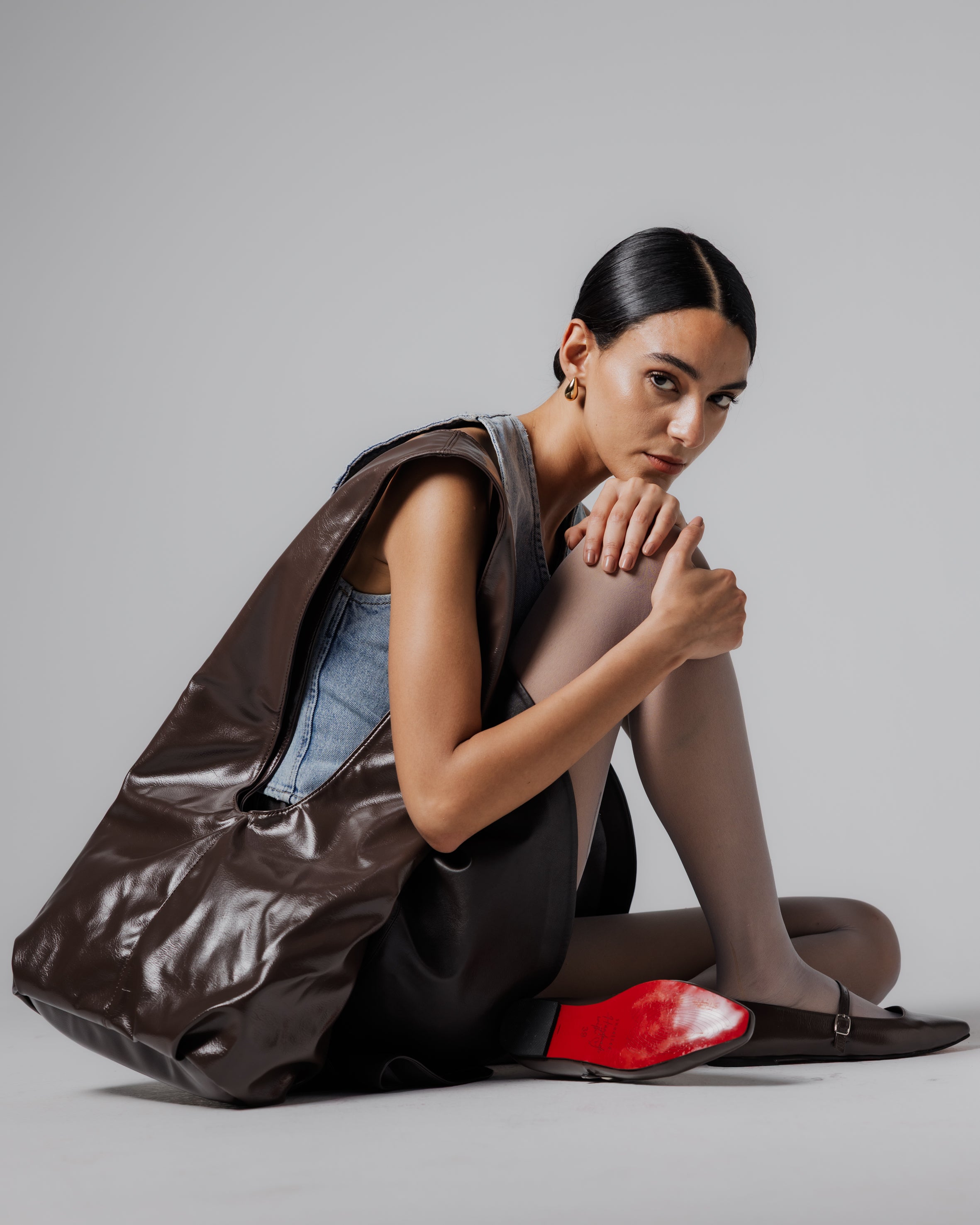Leather shoulder bag in Mocha