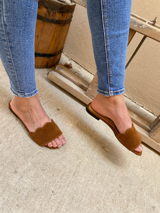 Havane Scalloped Flat Sandals