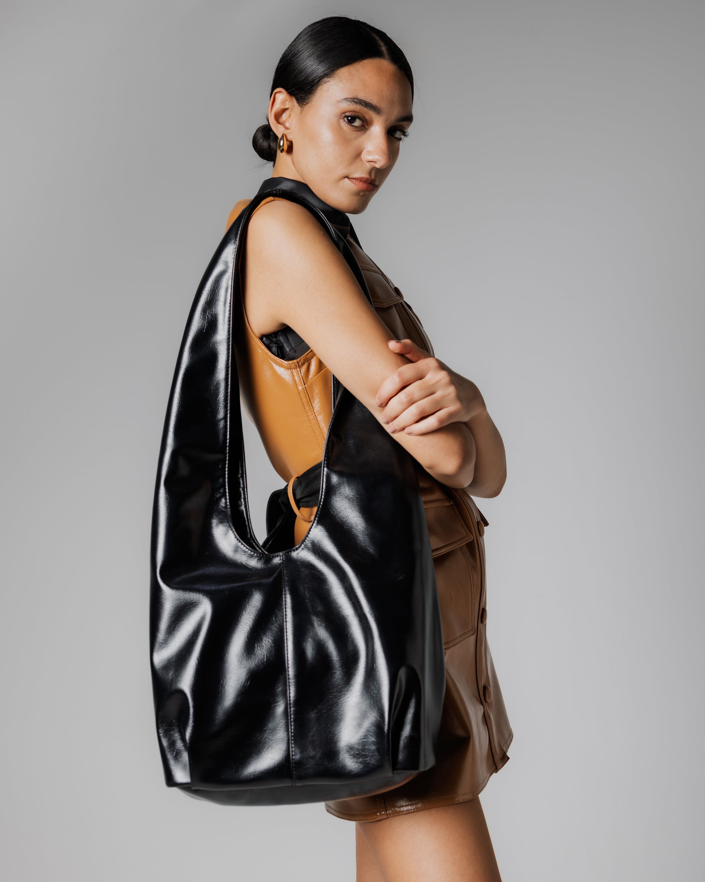 Leather shoulder bag in shiny black