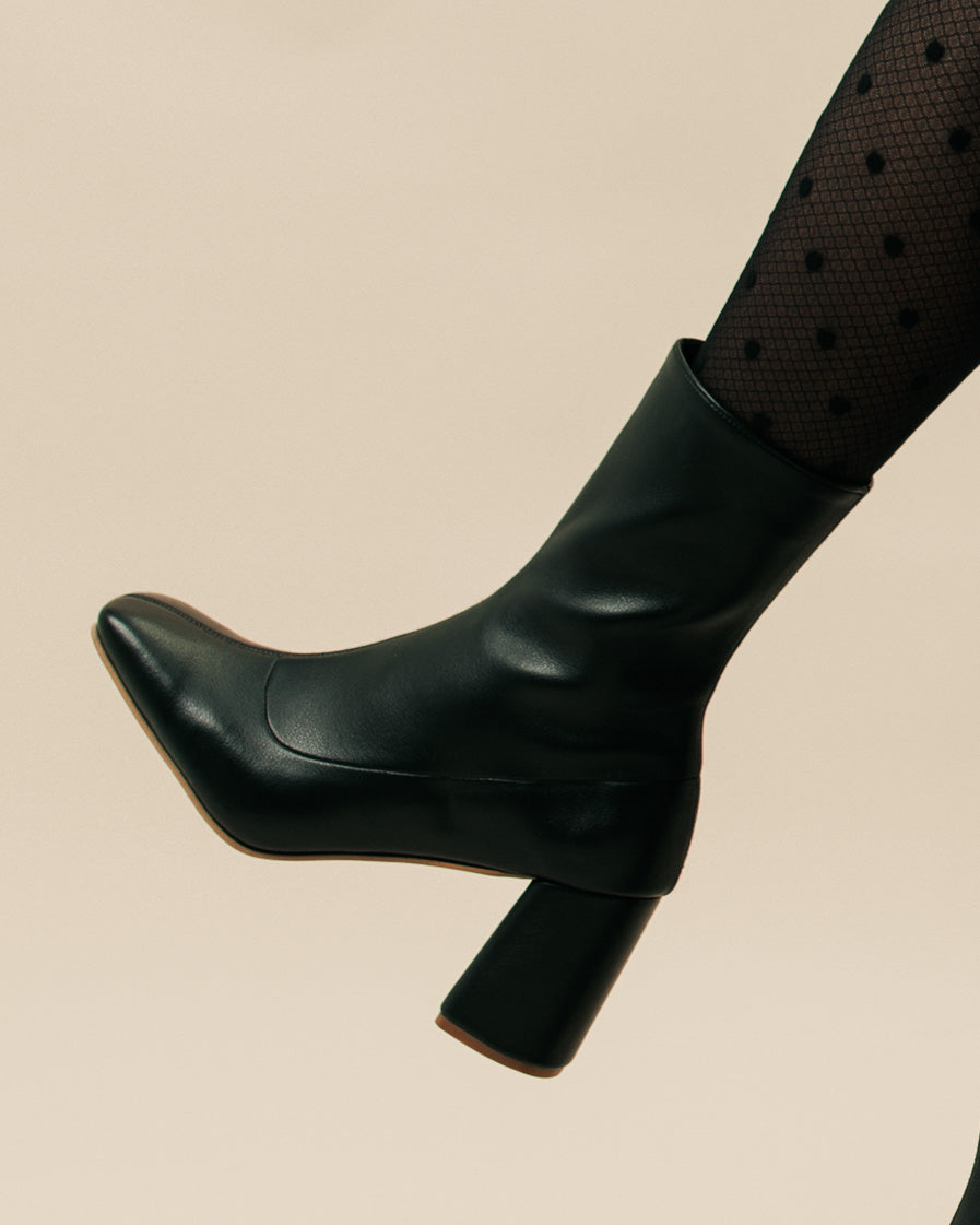 Square leather ankle boots in black