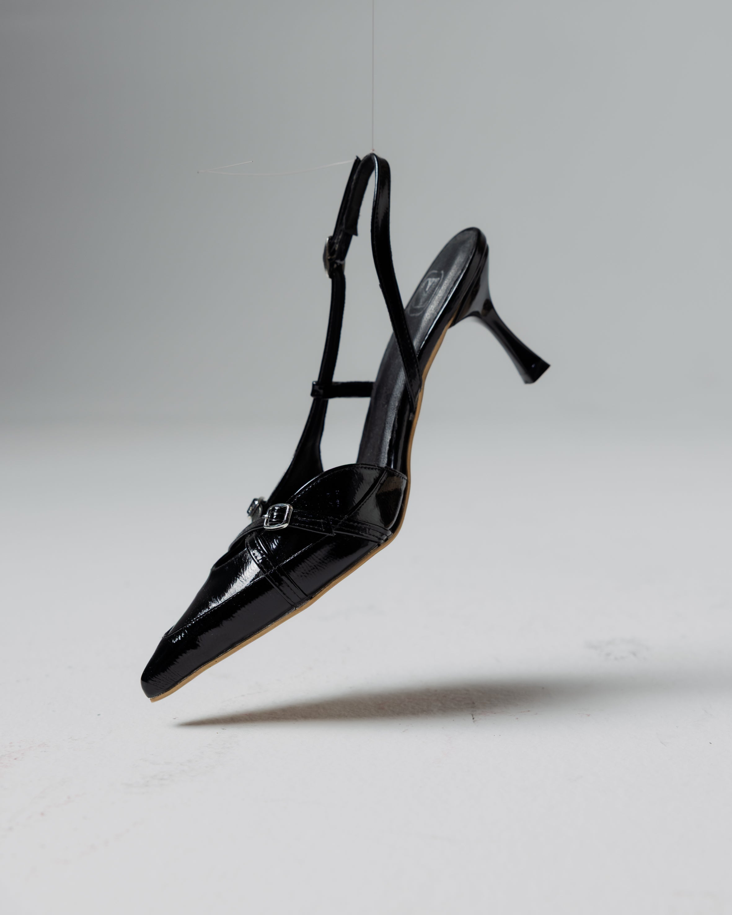 Crossstrap heels in patent Black