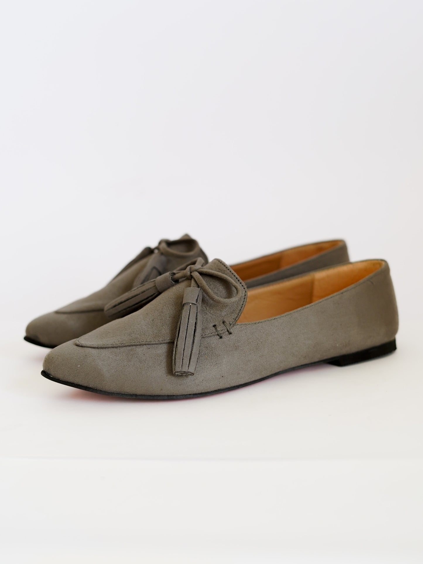 Grey Pointed Bow Tasseled Loafers