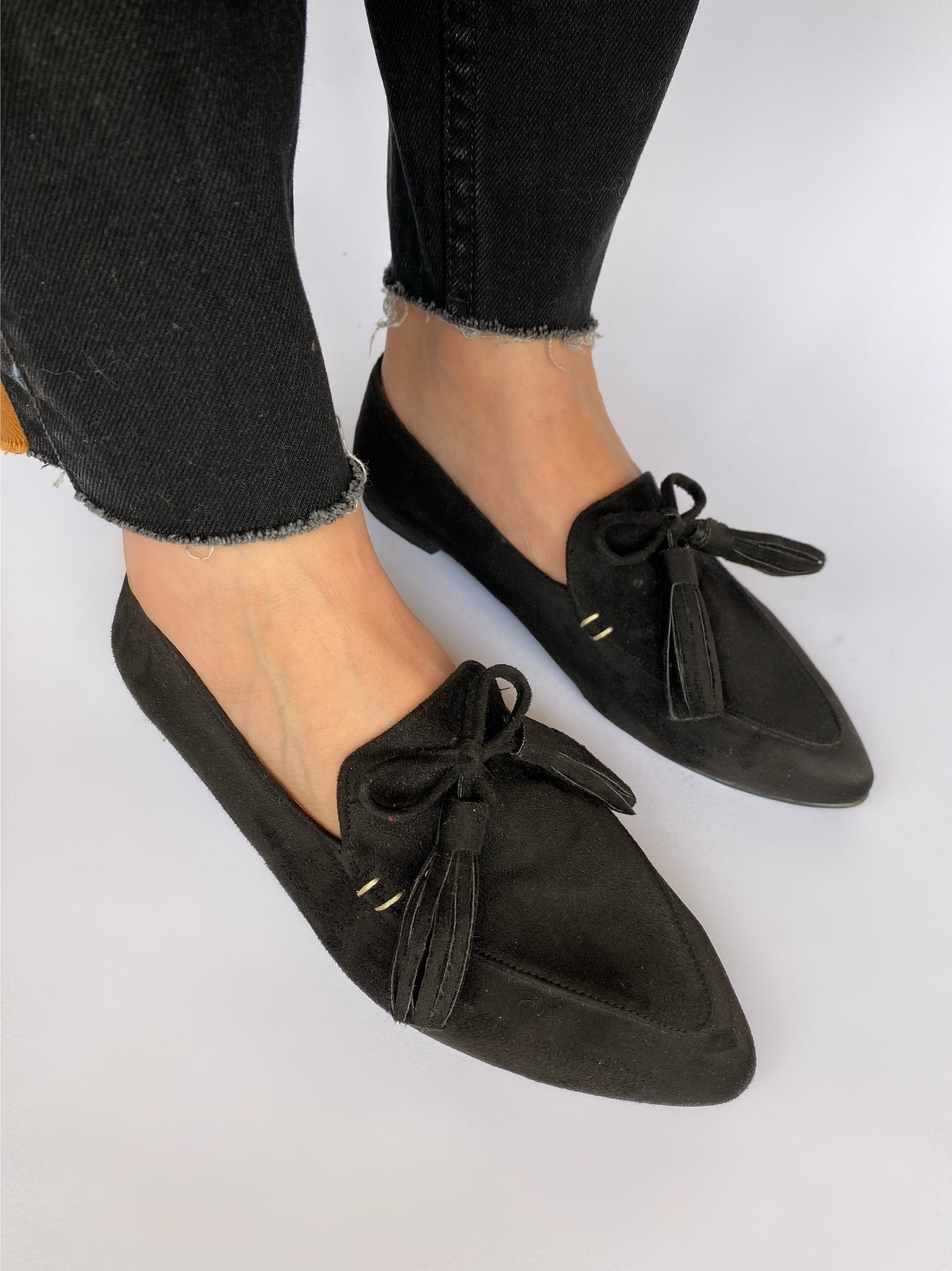 Black Pointed Bow Tasseled Loafers