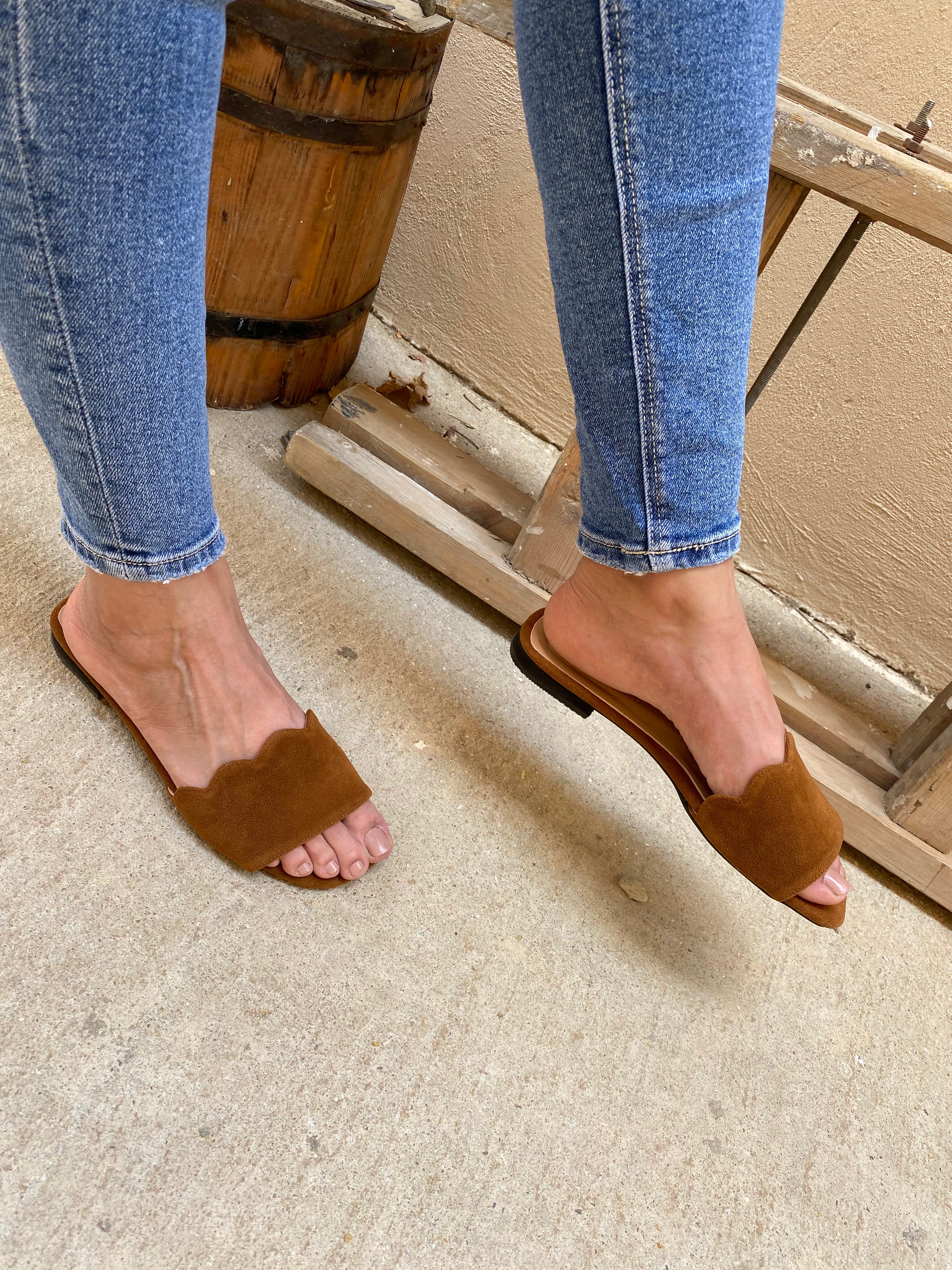 Havane Scalloped Flat Sandals