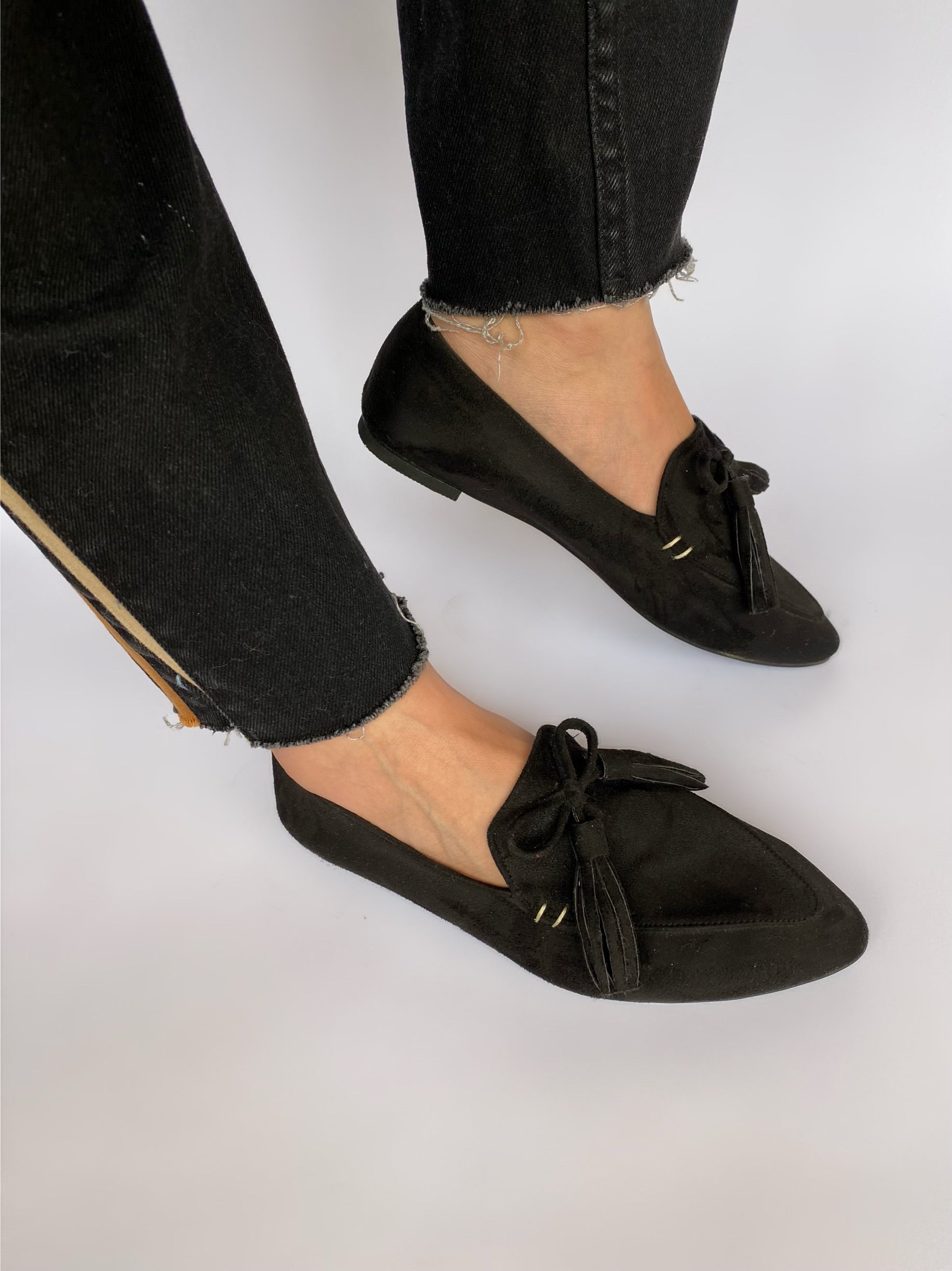 Black Pointed Bow Tasseled Loafers