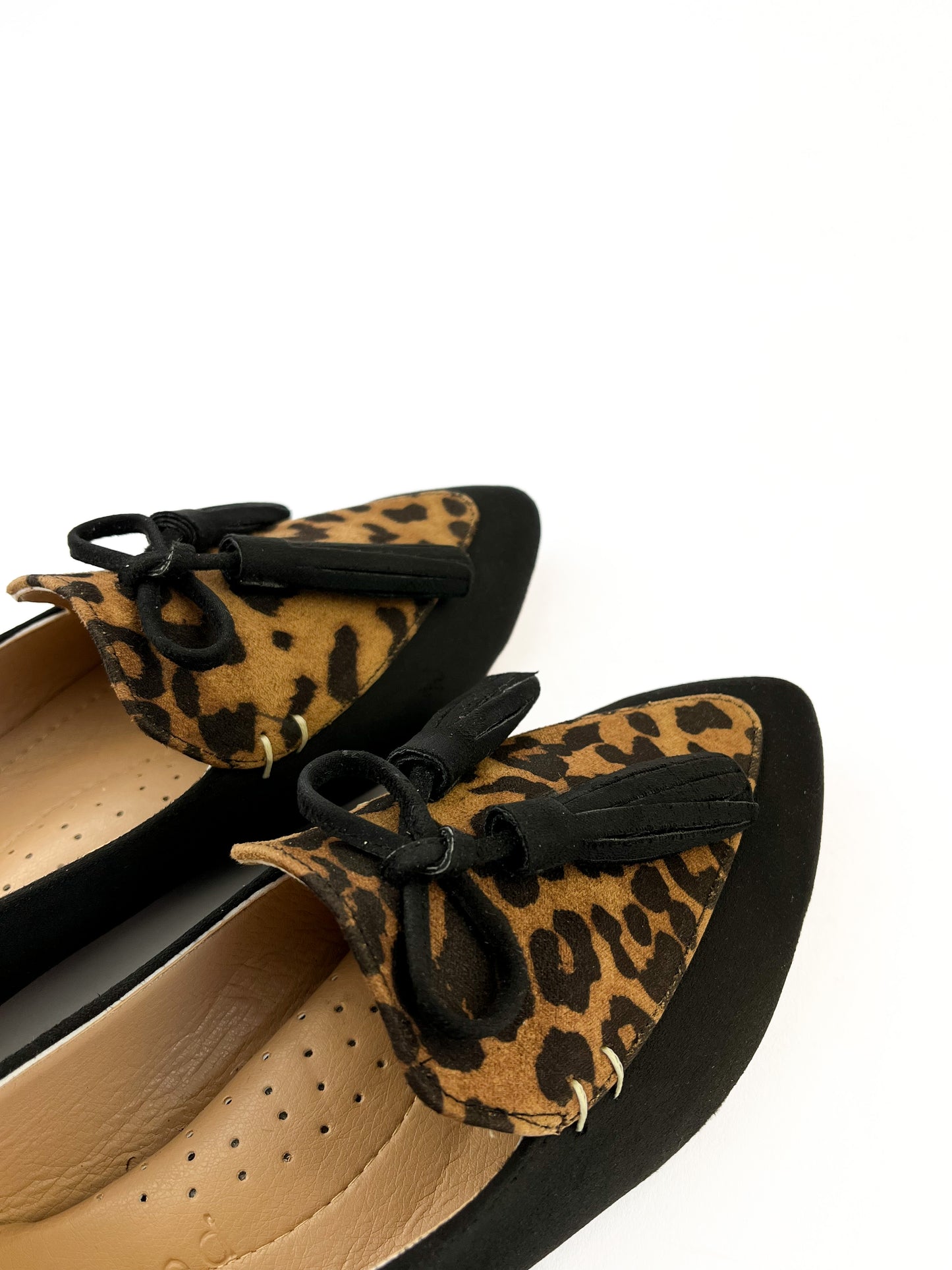 Leopard Pointed Bow Tasseled Loafers